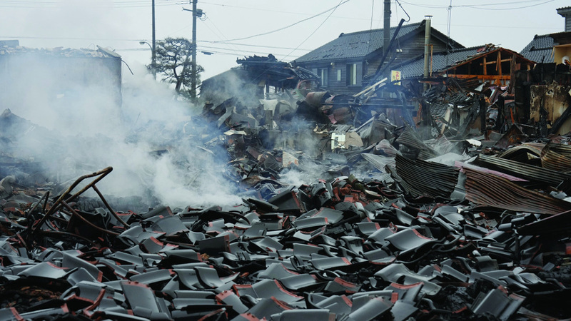 بقايا من منزل احترق بعد أن ضرب الزلزال منطقة إيشيكاوا. إي.بي.إيه