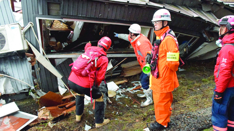 إطفائيون يبحثون عن ناجين إثر احتراق أحد المنازل. أ.ف.ب  &nbsp;&nbsp;