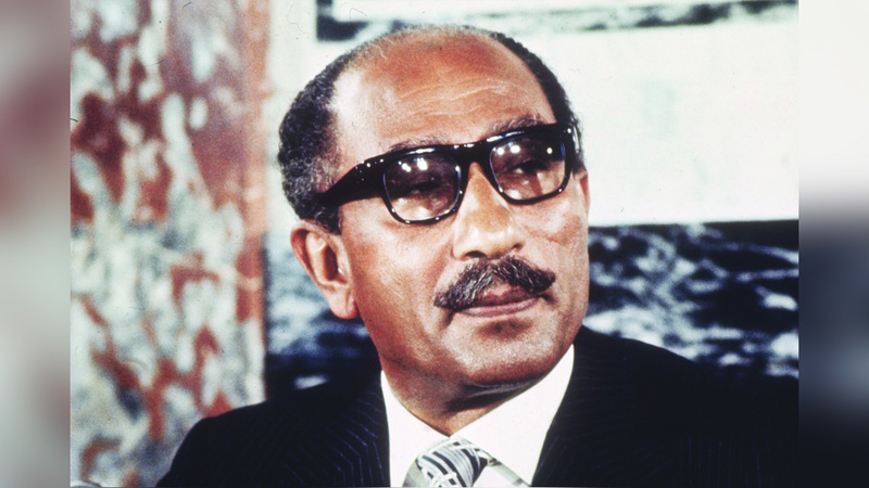 الرئيس أنور السادات زامل عبدالفتاح عنايت في السجن. أرشيفية