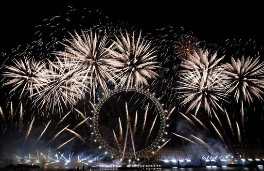 الألعاب النارية تضيء السماء فوق عين لندن في وسط لندن للاحتفال بالعام الجديد