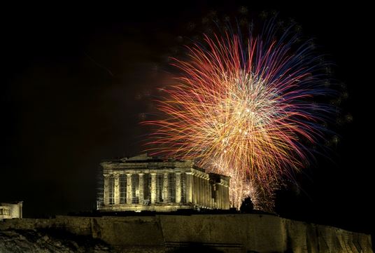 الألعاب النارية خلال احتفالات رأس السنة الجديدة في أثينا
