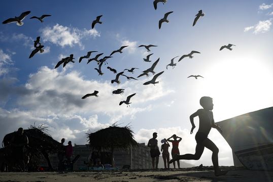 شاب يركض على شاطئ بانتي خلال عطلة العطلة في لا جويرا، فنزويلا