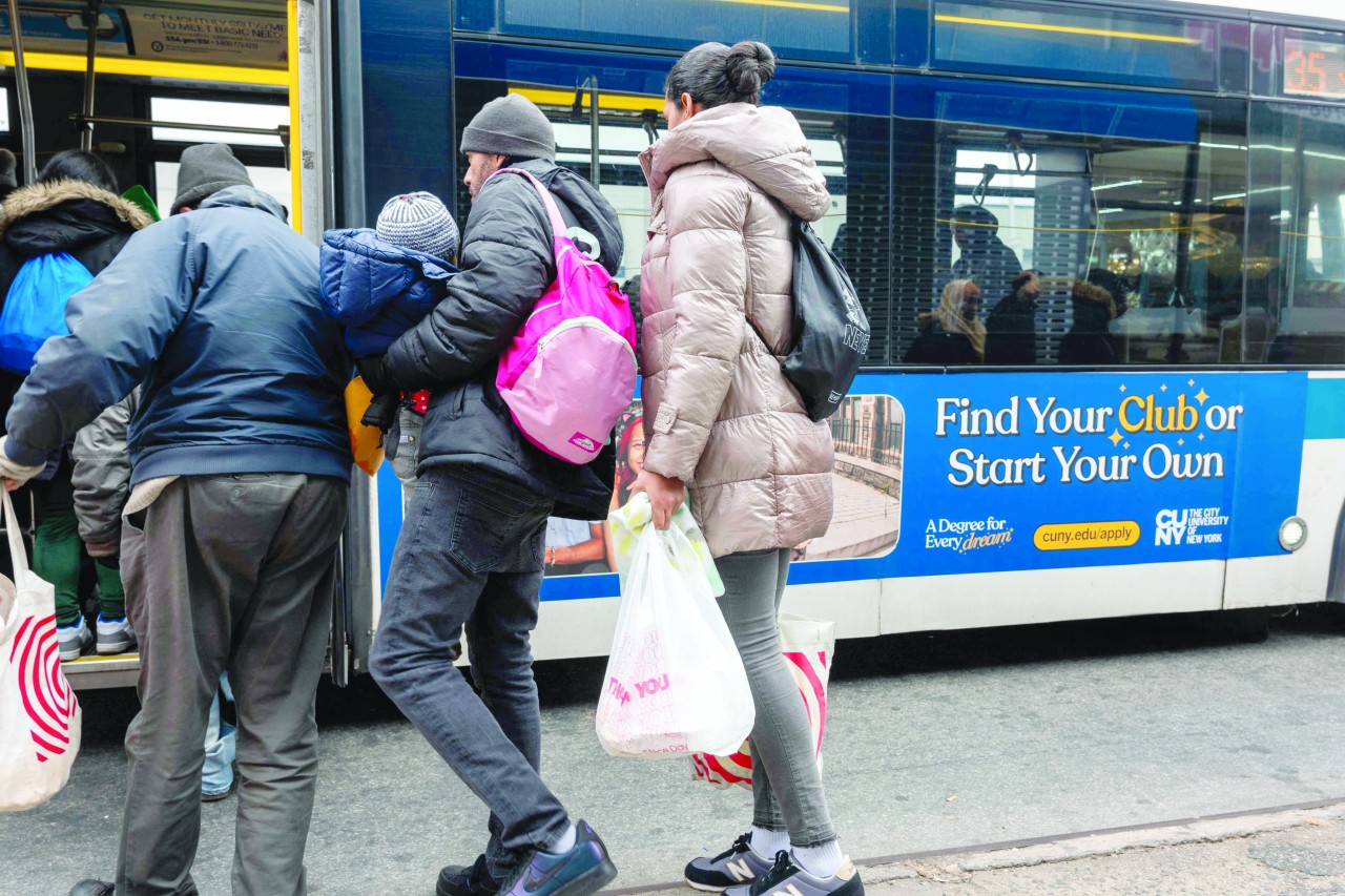 مهاجرون وصلوا حديثاً إلى نيويورك. أ.ف.ب    