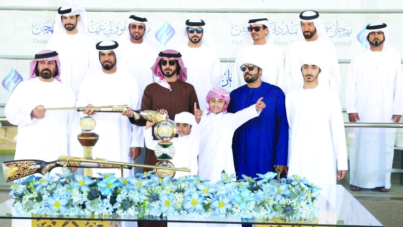 تتويج الفائز ببندقية اليذاع الجعدان للإنتاج. من المصدر