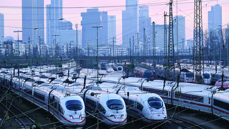 قطارات متوقفة عن العمل في محطة فرانكفورت بعد إضراب سائقي القطارات. أ.ف.ب    