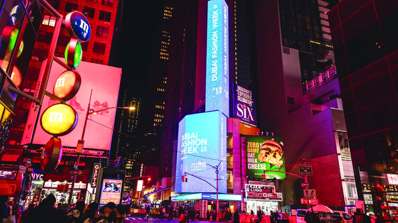 أسبوع دبي للموضة على إحدى لوحات الإعلانات الشهيرة في ساحة «تايمز سكوير» في نيويورك. من المصدر