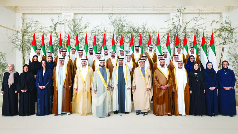 محمد بن زايد ومحمد بن راشد ومنصور بن زايد في لقطة جماعية مع الوزراء عقب مراسم اليمين الدستورية للوزراء الجدد. وام