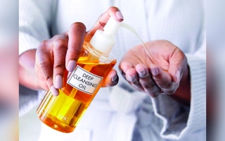 الصورة: تنظيف البشرة بالزيت.. فعّال في القضاء على الأوساخ وبقايا الماكياج