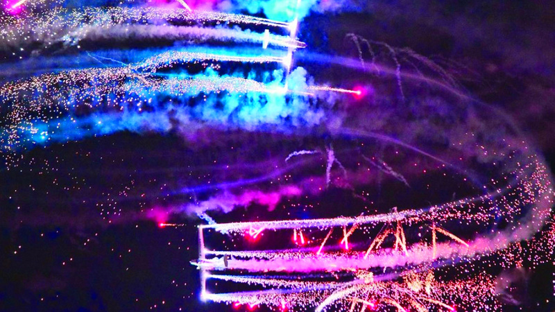 المهرجان شهد عروض تجوال حية واختتم بعروض طائرات الدرون والألعاب النارية التي أضاءت سماء دبي. من المصدر