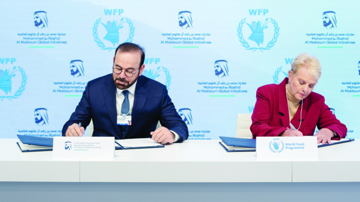 محمد القرقاوي وسيندي ماكين خلال توقيع الاتفاقيتين. من المصدر