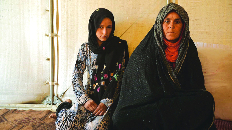 فتاة تعيش مع والدتها قبل تركها بعد شهر للتوجه إلى بيت الزوجية. أرشيفية