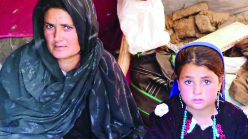 طفلة أفغانية وأمها. أرشيفية