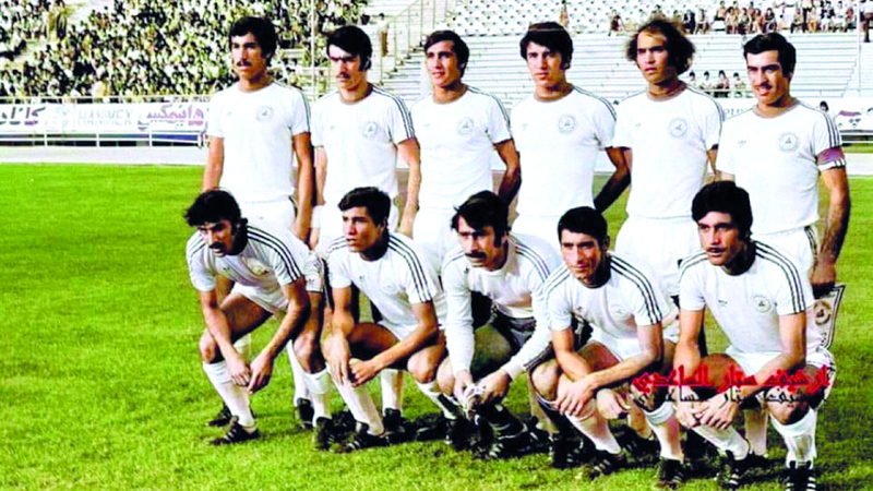 منتخب العراق قبل مواجهة الكويت في 1976. من المصدر