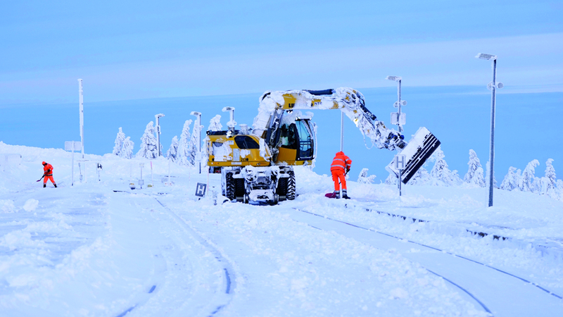 جرافة تقوم بإزاحة الثلوج عن الطريق.  ا.ب