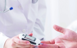 الصورة: امرأة وحفيدها يحتاجان إلى أدوية  بـ 32 ألف درهم