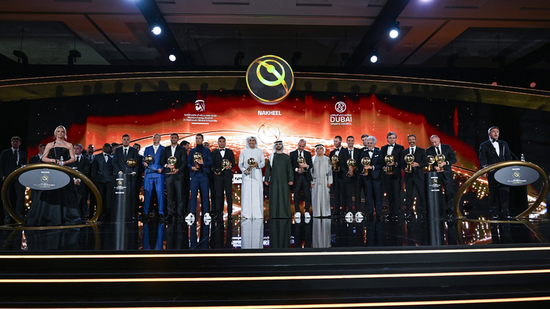 منصور بن محمد مع الفائزين بـ «جائزة دبي غلوب سوكر». من المصدر