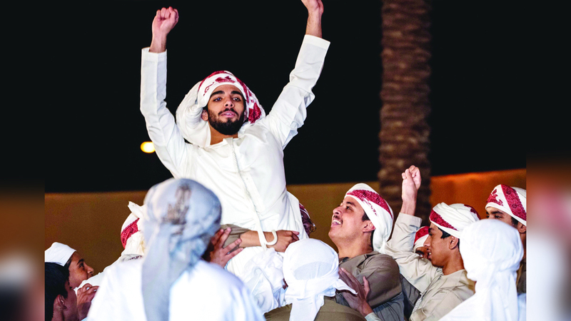 العزيزي محمولاً على الأكتاف بعد تأهله. من المصدر