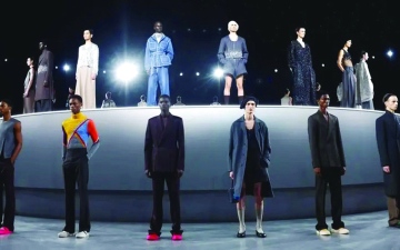 الصورة: قصة مصوّرة.. موضة الرجال في باريس: معاطف لامعة وقمصان بلا ياقات