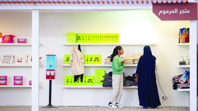 مساحات كبيرة في مقر المهرجان مخصصة لإبراز روائع الحرف التقليدية. من المصدر  &nbsp;&nbsp;