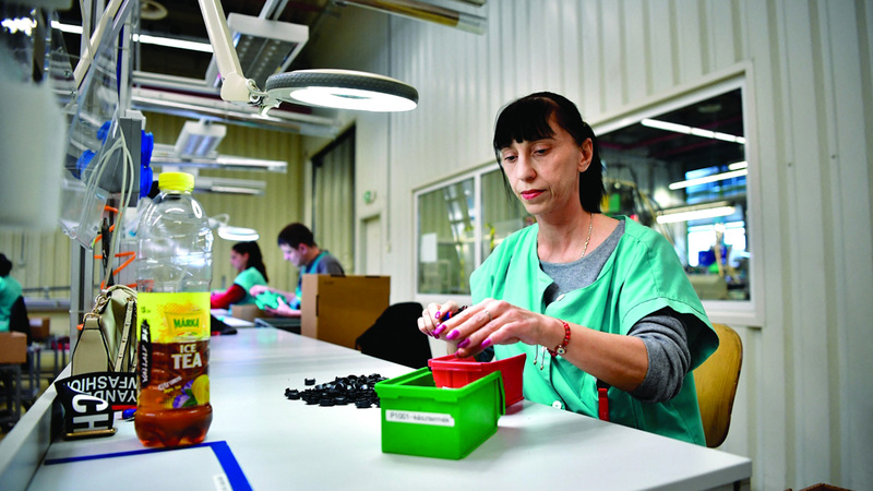 الفجوة تقلصت بين عمل النساء والرجال  مع تقدم الأيام. أرشيفية