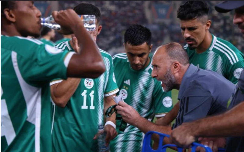 الصورة: الاعتداء على لاعبي الجزائر بعد الخروج من كأس الأمم الإفريقية (فيديو)