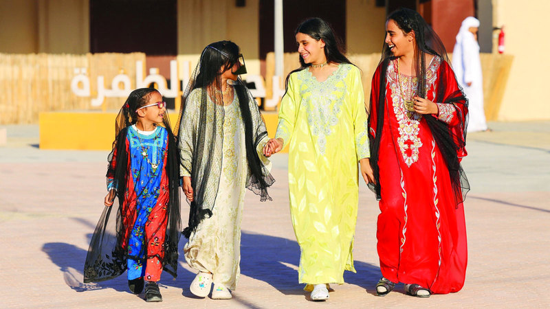 مسابقة «أجمل زي تراثي» تشجع الفتيات على ارتداء الزي التراثي في المهرجانات والمناسبات والحياة اليومية. من المصدر