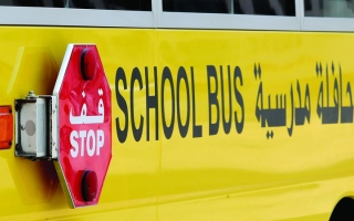 الصورة: ذوو طلبة يشكون انتظار أبنائهم حافلات مدرسية فترات طويلة صباحاً