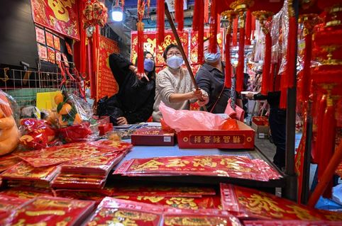 يحتفل الصينيون بالعيد في العديد من المناطق حول العالم حيث تتواجد الجاليات الصينية. ويختلف موعدها من سنة إلى أخرى، لكنه يقع دائماً بين أواخر يناير ومنتصف فبراير.