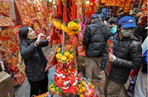 الناس يتسوقون لشراء زينة السنة القمرية الجديدة (بالصينية المبسطة: 农历新年، بالصينية التقليدية: 農曆新年) وهو أهم الاحتفالات الصينية.  الصور عن AFP