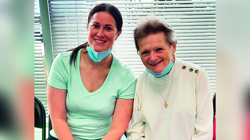 الابنة المتبرعة وأمها بعد تعافيهما من العمليات الجراحية. أرشيفية