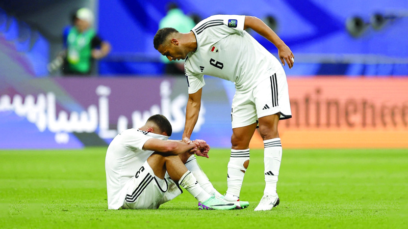 علي عدنان يواسي زميله حسين علي بعد خسارة المباراة. رويترز