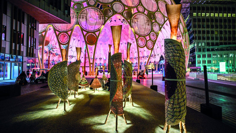 عمل محمد يوسف يجسّد أطفالاً ونساء من الخوص المعلق على كرب النخيل والمشع بالأضواء. تصوير: أشوك فيرما