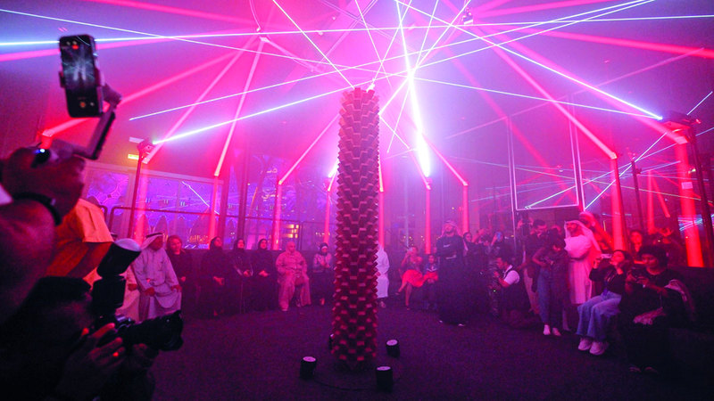 الضوء يغمر عمل خالد الشعفار &laquo;الرحال 2.0&raquo;.  تصوير: أشوك فيرما