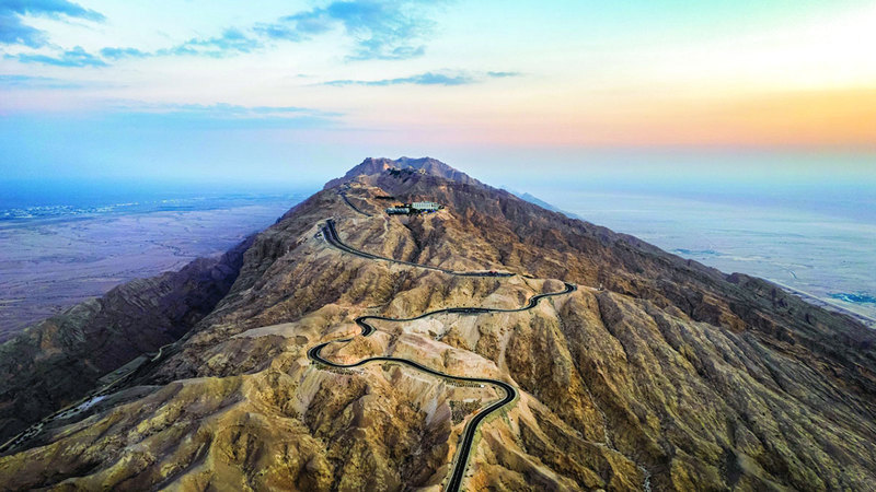جبل حفيت في العين وجهة لعشاق الطبيعة. 	من المصدر