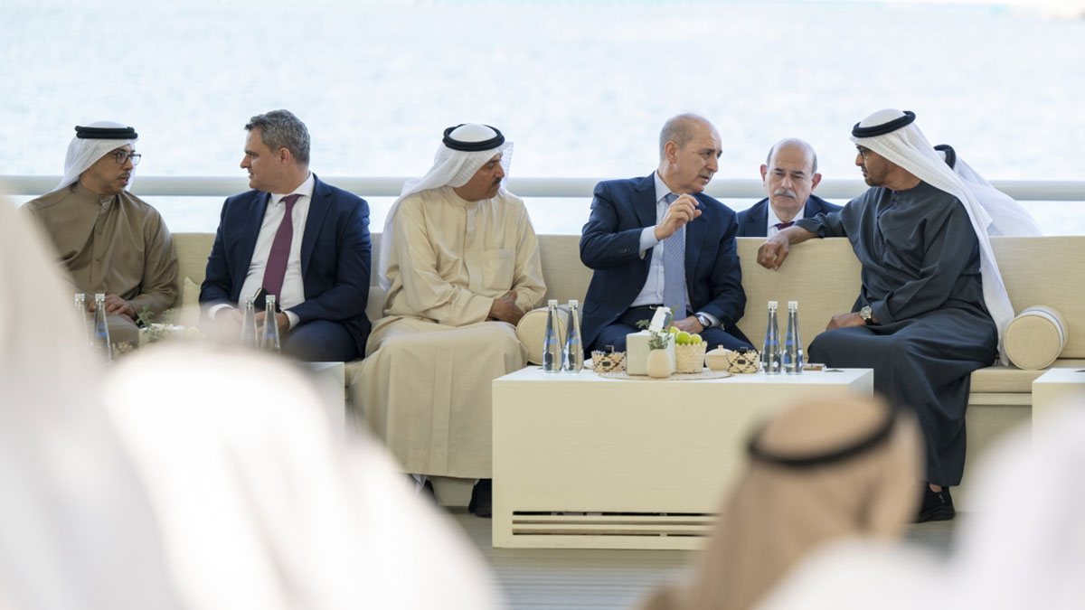 رئيس الدولة خلال استقباله رئيس مجلس الأمة التركي. وام