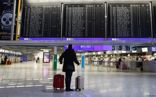 الصورة: إضراب 25 ألف موظف في مطارات ألمانيا يهدد حركة السفر