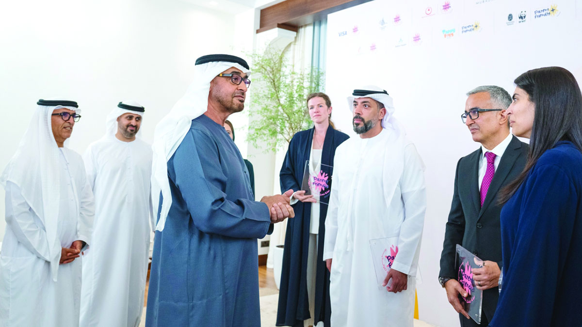 رئيس الدولة خلال تكريم المؤسسات الحاصلة على «علامة الجودة لبيئة عمل داعمة للوالدين». وام