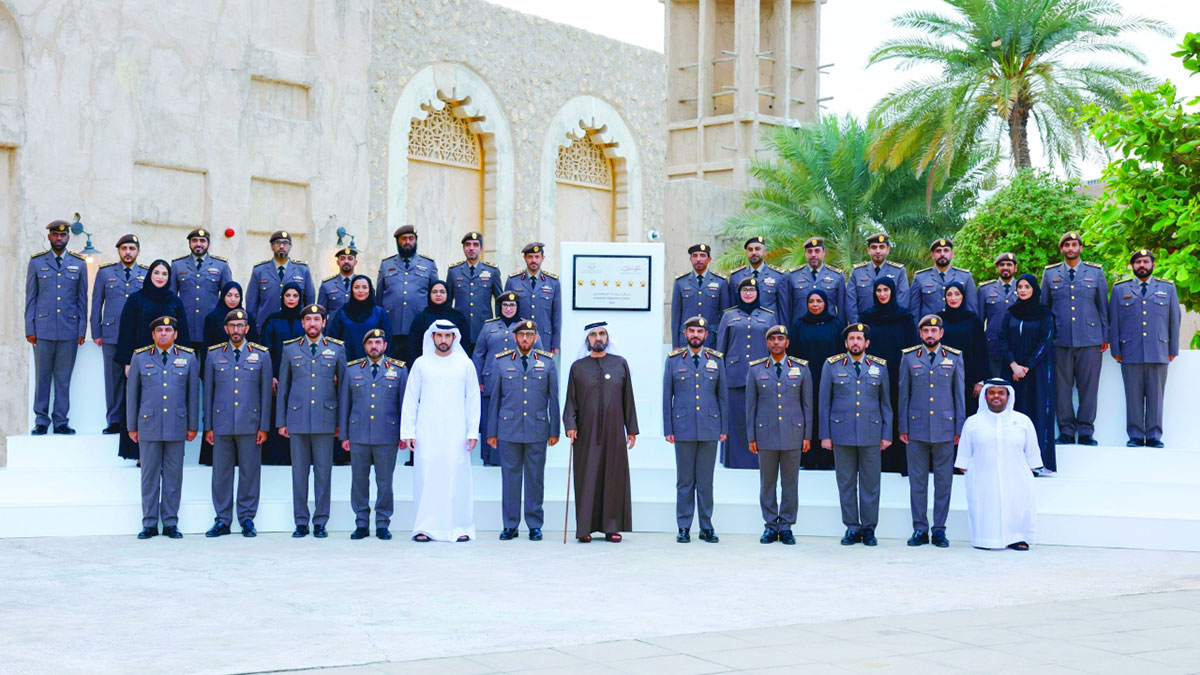 محمد بن راشد خلال تكريم فريق الإدارة العامة للإقامة وشؤون الأجانب بدبي. وام