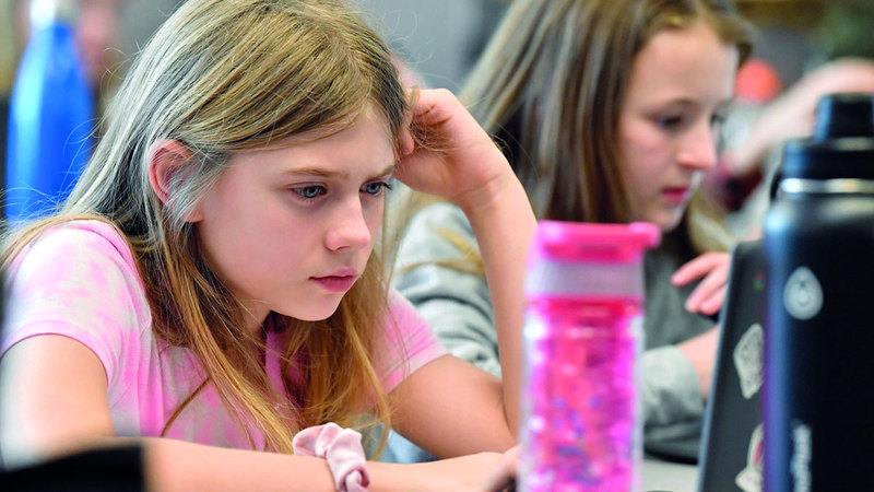 المتعلمون يُجرون محادثات بشأن الذكاء الاصطناعي. أرشيفية