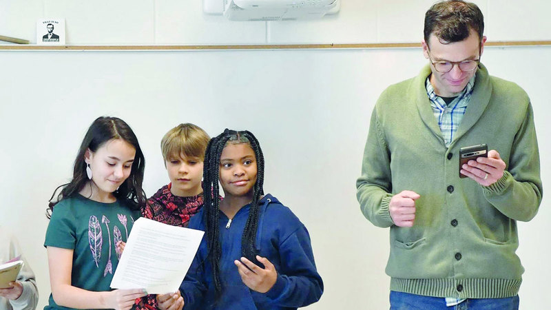 أستاذ يستخدم «تشات جي بي تي» في الصف.  عن «كريستيان ساينس مونيتور»