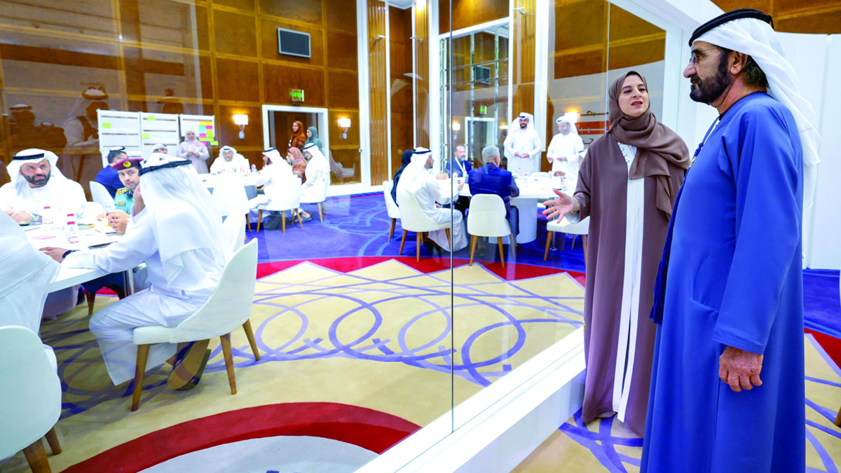 محمد بن راشد خلال حضوره جانباً من جلسات &laquo;تصفير البيروقراطية الحكومية&raquo;.  من المصدر