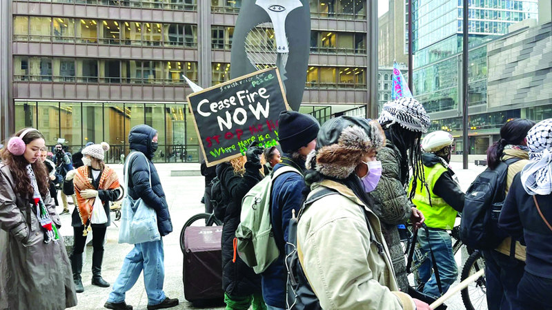 متظاهرون يطالبون بوقف إطلاق النار في غزة. من المصدر