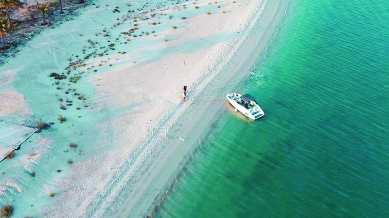 تحتضن دولة الإمارات مجموعة من الجزر السياحية الساحرة التي تشكّل في مجموعها وجهات فريدة للاستمتاع بأجواء أجمل شتاء في العالم. من المصدر