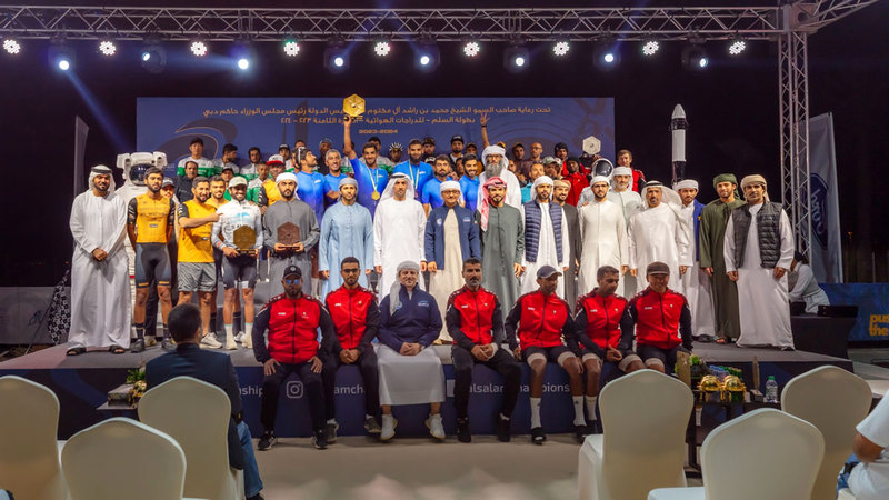 الفائزون على منصة التتويج. من المصدر
