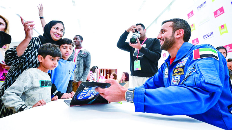 النيادي خلال حفل توقيع كتابه الجديد.  تصوير: باتريك كاستيلو