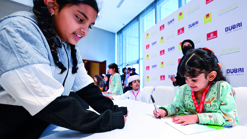 المها توقع قصتها في المهرجان. تصوير: باتريك كاستيلو