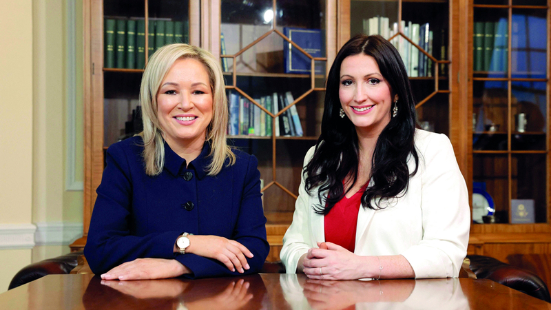 أونيل (يمين) مع نائبتها إيما ليتل. أ.ف.ب