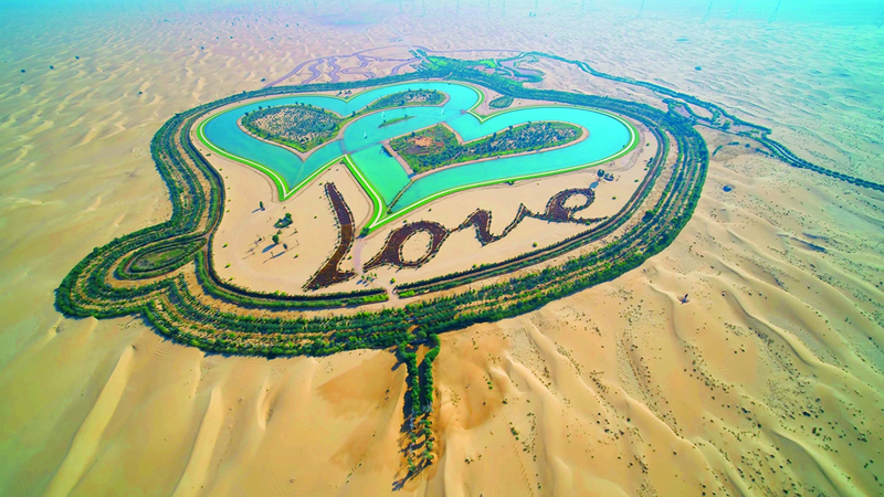 «بحيرة الحب» تتألف من بحيرتين متداخلتين محفورتين على شكل قلبين مع كلمة «حب» بالإنجليزية. من المصدر