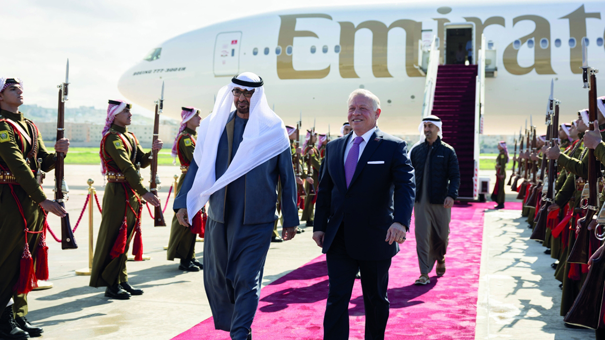 محمد بن زايد لدى وصوله إلى الأردن وعبدالله الثاني في مقدمة مستقبليه. وام