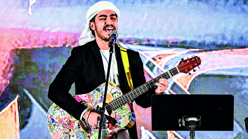 المغني الإماراتي عبدالله محمد الشامسي خلال حفل الختام.